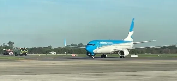 avion-aerolineas-emergenci-e1749252205787.webp.webp